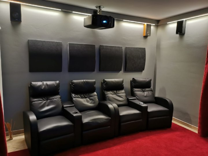 Sala cinema 8K con JVC N9