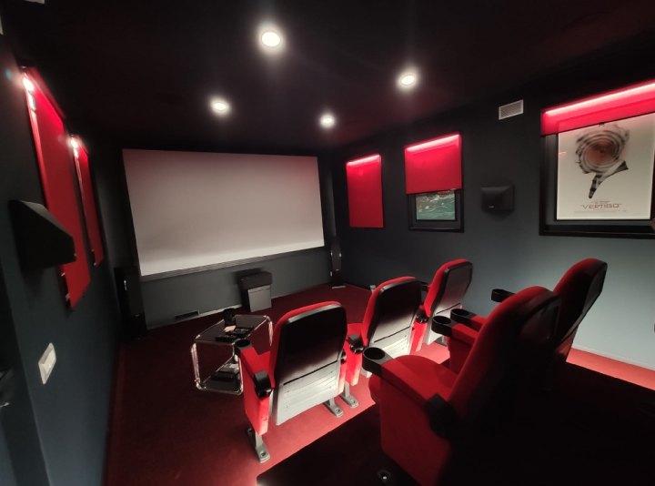 Sala cinema Dolby Atmos nella collina torinese