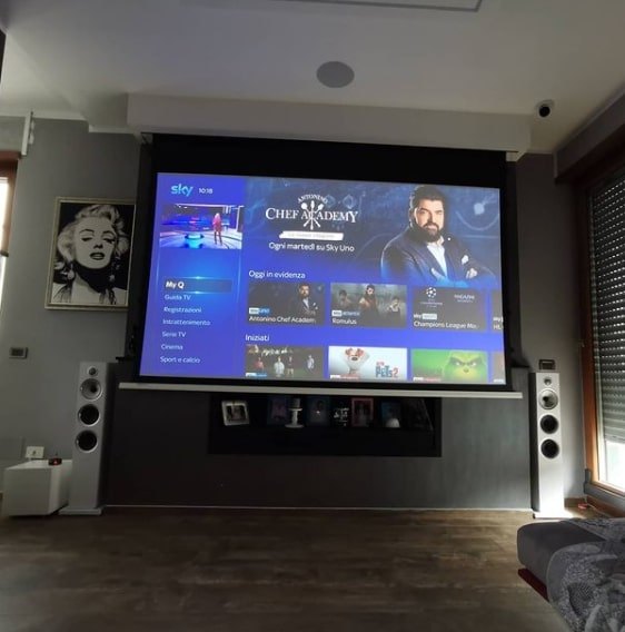 Home cinema con videoproiettore a scomparsa