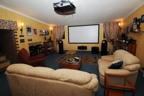 Sala cinema con Cineversum e Bowers & Wilkins