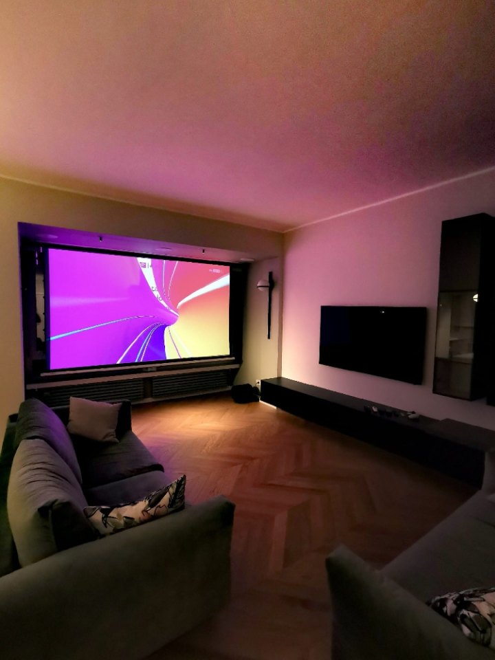 Home cinema in soggiorno con illuminazione d’atmosfera