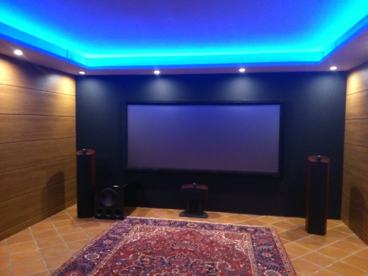 Sala cinema con trattamento acustico