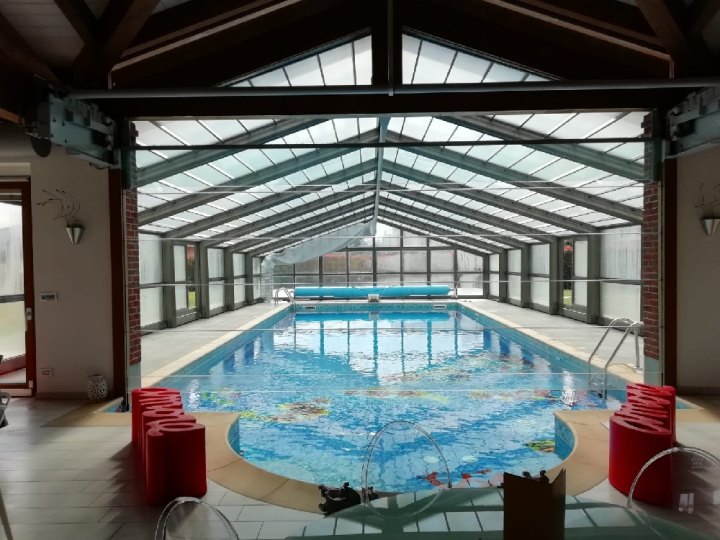 Piscina coperta con impianto audio
