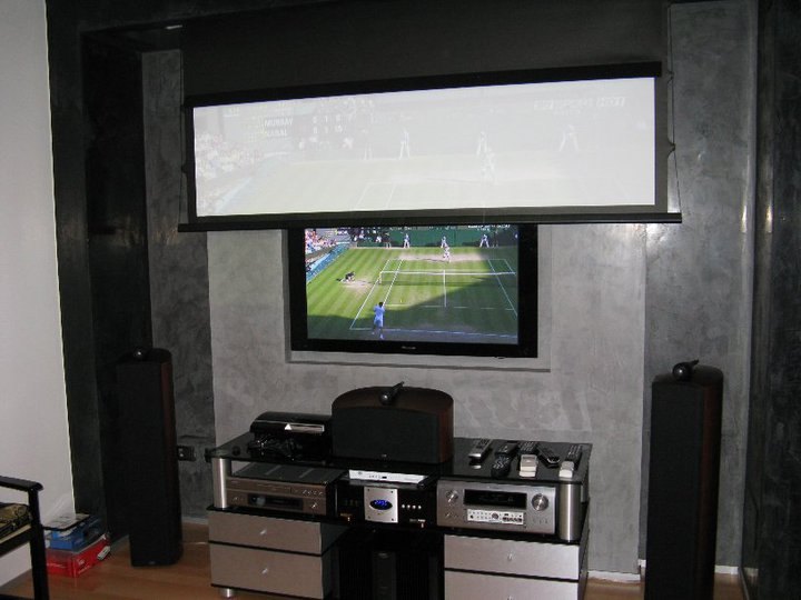 Home cinema con schermo e televisore